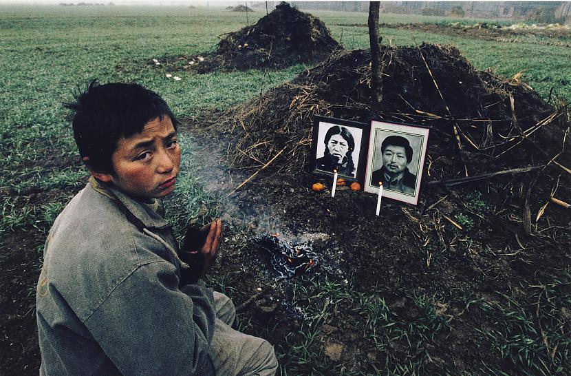 Pie savu vecāku kapa Autors: Lestets Ķīnas valdība negrib, lai tu redzētu šīs fotogrāfijas