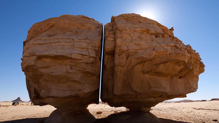 Al Naslas akmensLai arī cik... Autors: Lestets 10 īstas vietas, kas šķiet zinātniski neiespējamas