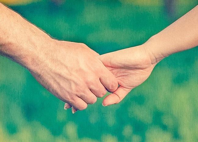 Satvert pirkstus  uzticībaTas... Autors: matilde Tas, kā jūs sadodaties rokās, var atklāt daudz ko par jūsu attiecībām