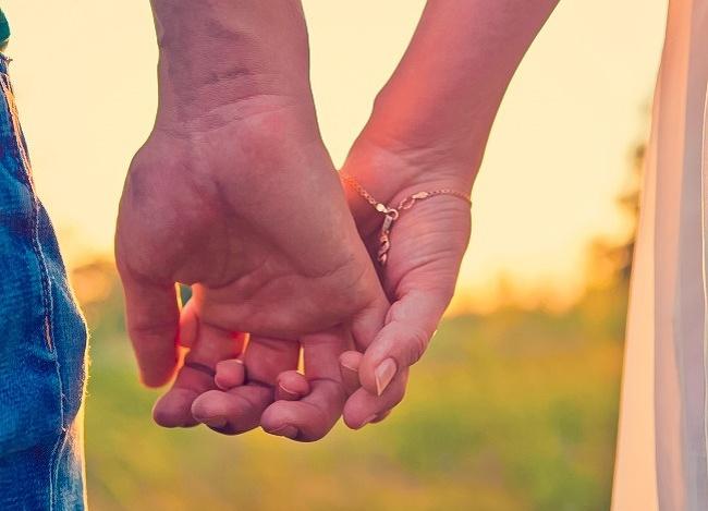 Minimāls ne līdz galam pirkstu... Autors: matilde Tas, kā jūs sadodaties rokās, var atklāt daudz ko par jūsu attiecībām