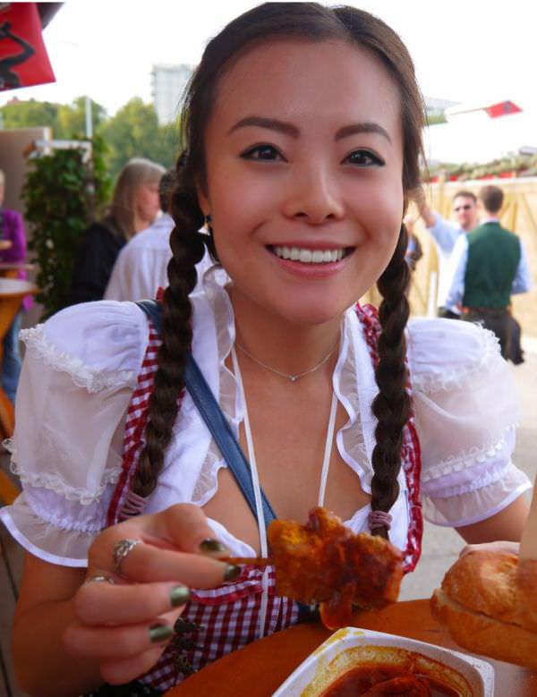  Autors: Fosilija Meitenes no Oktoberfest