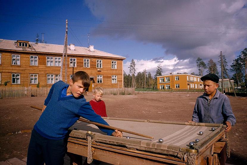 Bērni spēlē pascarontaisītu... Autors: Lestets Īstais PSRS amerikāņa fotogrāfijās