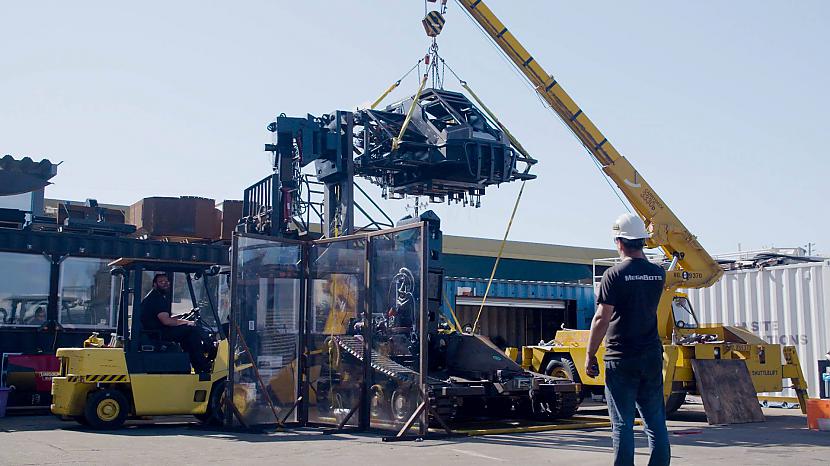  Autors: spoks0 Šonakt kāds par 170 000 USD iegādājies gigantisku MegaBots kaujas robotu.