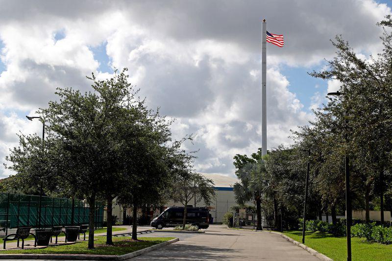  Autors: Fosilija Kas ir slēpts kā priedes, laternas, krusti un karoga masti Floridas dienvidos?