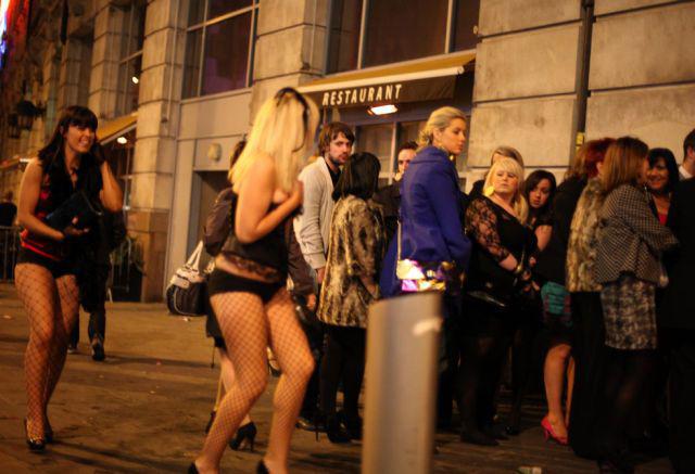  Autors: Fosilija Iedzeršanas ballītes un izklaides Londonas ielās: lūk, šādas tās ir