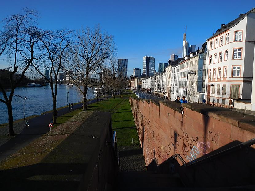  Autors: turistsr@speles Frankfurte: Ziemassvētkus gaidot