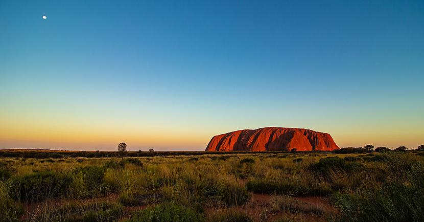 Uluru monolīts AustrālijaTā... Autors: Lestets 14 vietas pasaulē, kas ir cietušas no pārāk liela tūristu pieplūduma