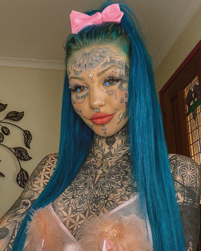 Vai tu gribētu draudzēties ar... Autors: Fosilija Meitene no Austrālijas, kuras ķermeni rotā 150 tetovējumi