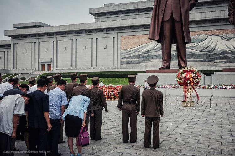 Scarono statuju drīkst bildēt... Autors: Artefakts Šīs bildes es slepeni izvedu no Ziemeļkorejas, Kimam noteikti nepatiktu.