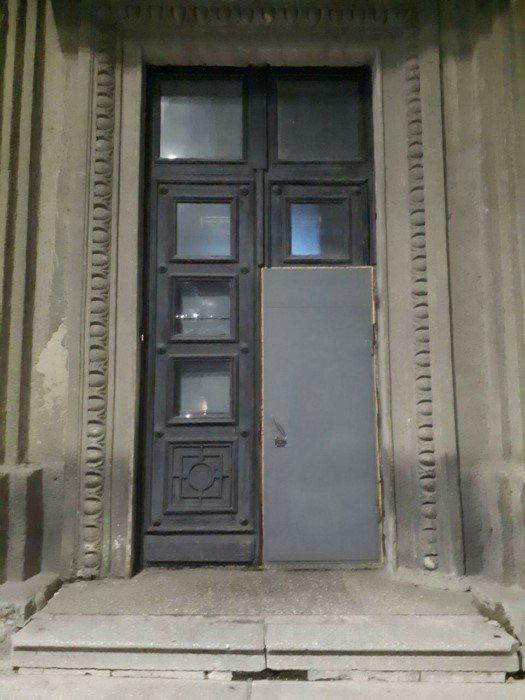  Autors: Fosilija Celtniecības neprāts: 15 trakas durvis, kurām tajā vietā nevajadzēja būt