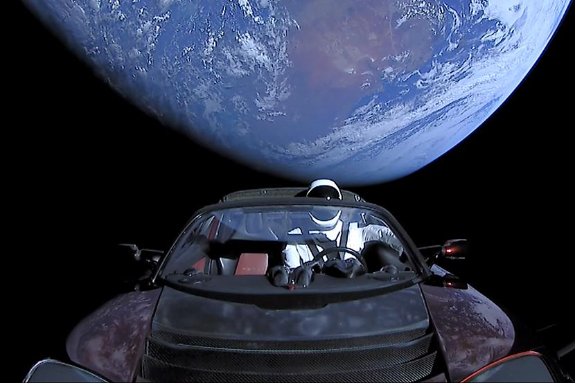 Scaronobrīd sarkanais... Autors: matilde Kas ir noticis ar «Tesla Roadster», kas 2018.gadā tika nosūtīts kosmosā?