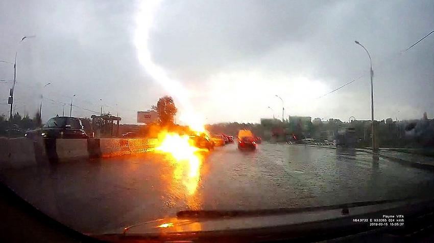 Video: Kas notiek, kad automašīnā iesper zibens?