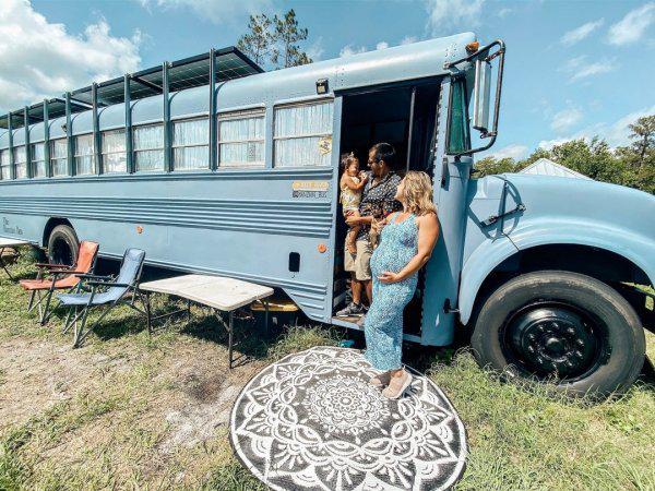 Autors: Fosilija Amerikāņu ģimene skolas autobusu pārvērta mājā