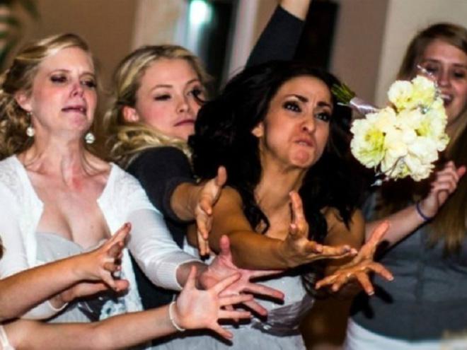  Autors: Fosilija Dažas līgavas māsas patiešām ļoti vēlas noķert  līgavas mesto ziedu pušķi ...