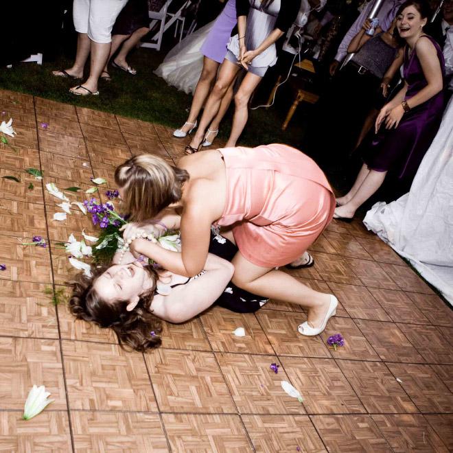  Autors: Fosilija Dažas līgavas māsas patiešām ļoti vēlas noķert  līgavas mesto ziedu pušķi ...