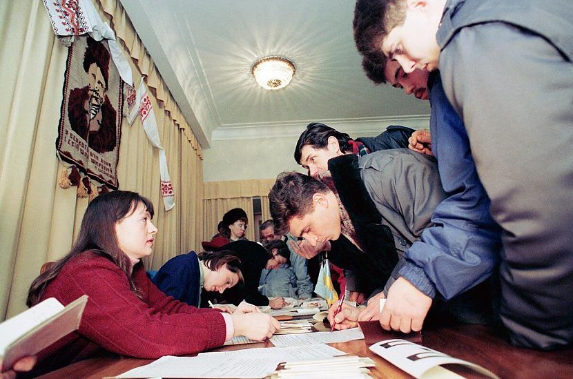  Autors: Fosilija Vēsturisku fotogrāfiju izlase par sociālisma ēras beigām  80-90 gadi