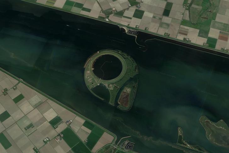 Mākslīga sala... Autors: Lestets 11 interesantas vietas, kas tika atrastas pateicoties Google Maps