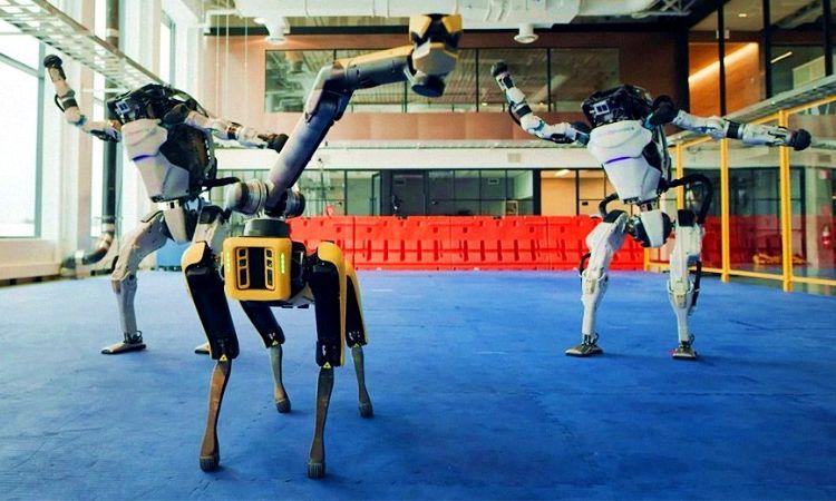  Autors: Zibenzellis69 Skatieties, kā roboti Boston Dynamics jautri dejo un rada svētku noskaņu