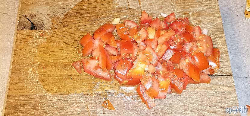 Sagriež kubiņos tomātu Autors: ĶerCiet Ir 2 veidu cilvēki vai nu slinki, vai kuriem nav laika.
