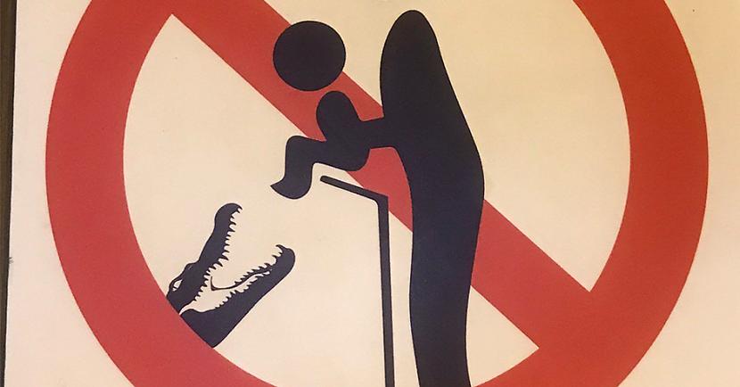 quotScaronķiet ka Rīgas zoo ir... Autors: matilde Lielbritānijas vēstnieku Latvijā pārsteidz brīdinājuma zīme Rīgas zoodārzā