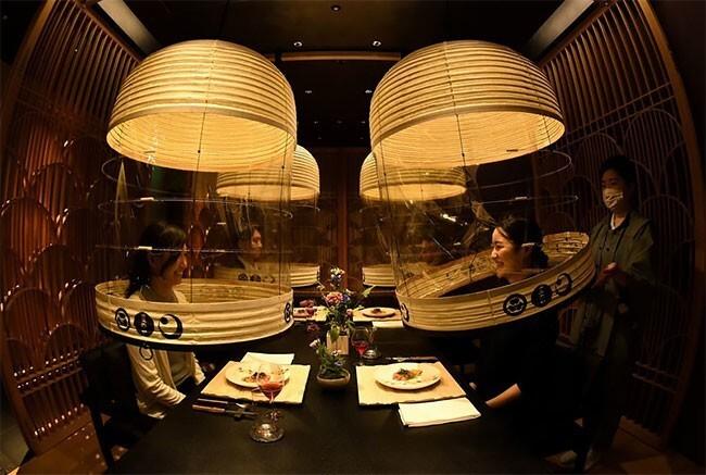 Laternas tika izgatavotas... Autors: Zibenzellis69 Restorāns Tokijā piedāvā viesiem neparastu aizsardzību pret koronavīrusu