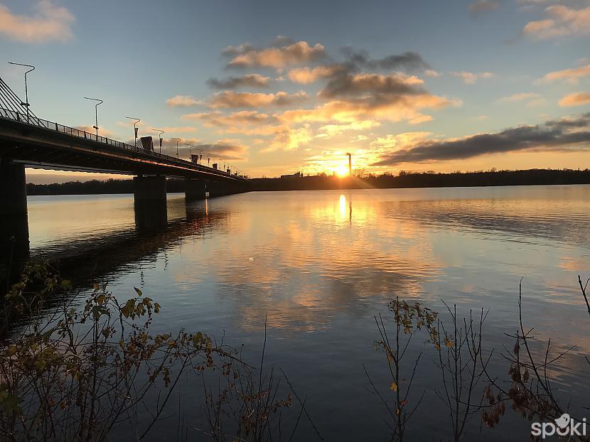 Riet saule aiz tiltaUn Daugavā... Autors: ezkins Aidā, pastaigā!