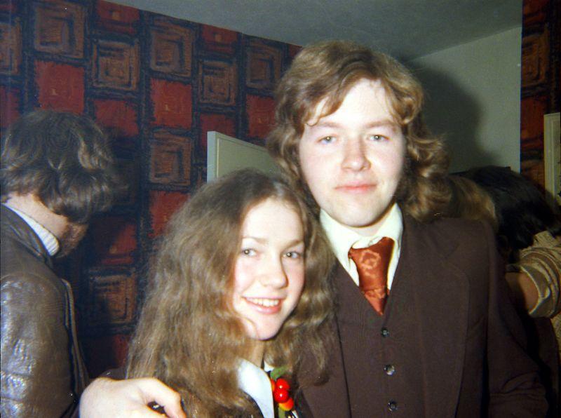  Autors: Zibenzellis69 Apvienotās Karalistes jaunieši mājas ballītēs 1970. Gadu sākumā