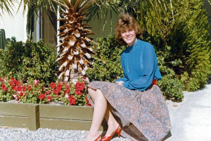 Scaronīs senatnīgās... Autors: Zibenzellis69 Atrastās fotogrāfijas parāda 80. gadu jauno sieviešu modes stilus
