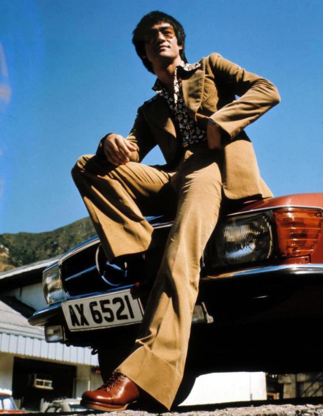 Tālāk ir dažas... Autors: Zibenzellis69 Brūss Lī pozē pie sava ikoniskā un mīļotā Mercedes Benz 350 SL 1972. gadā