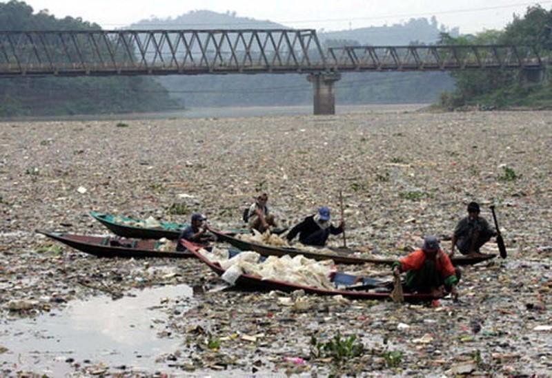 Dzīvnieku upē praktiski nav... Autors: Zibenzellis69 Čitarum upe atrodas Rietumjavā Indonēzijā - netīrākā upe pasaulē (23 bildes)