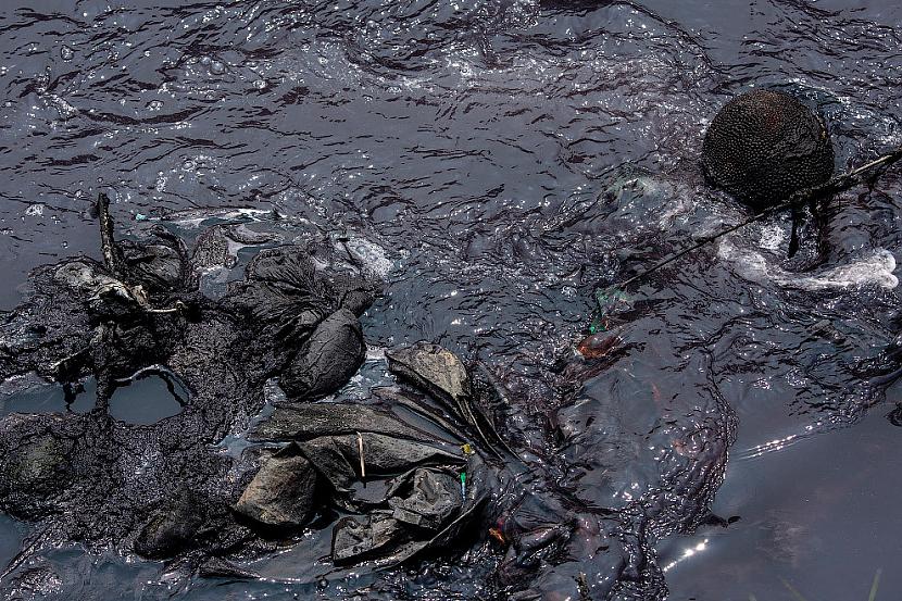 Ūdens kas piesārņots ar... Autors: Zibenzellis69 Čitarum upe atrodas Rietumjavā Indonēzijā - netīrākā upe pasaulē (23 bildes)