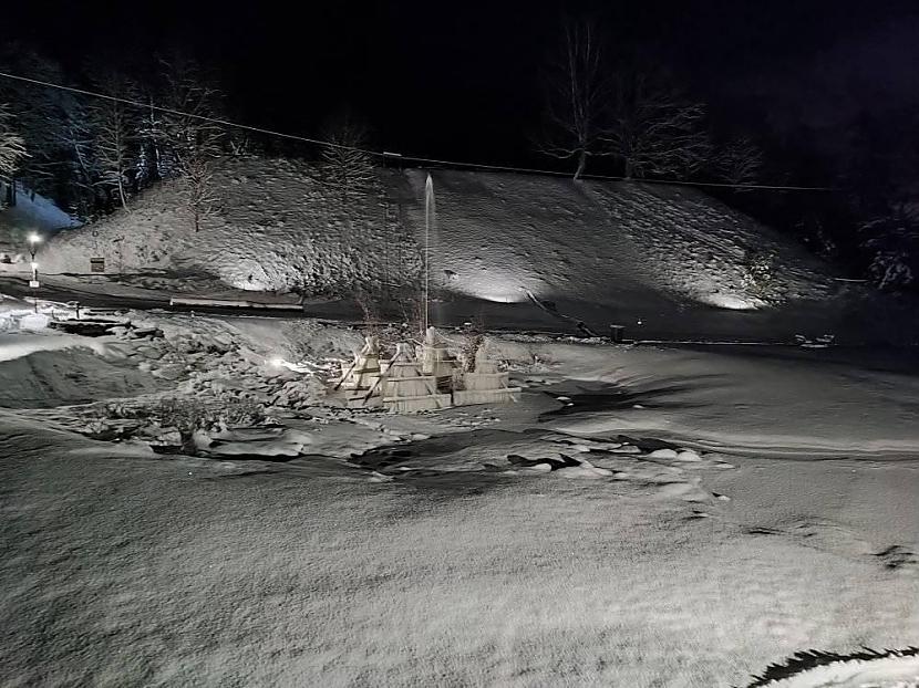 Vaicāts par to vai viņscaron... Autors: matilde Vai tu jau redzēji? Latvijā tapusi iespaidīga ledus strūklaka