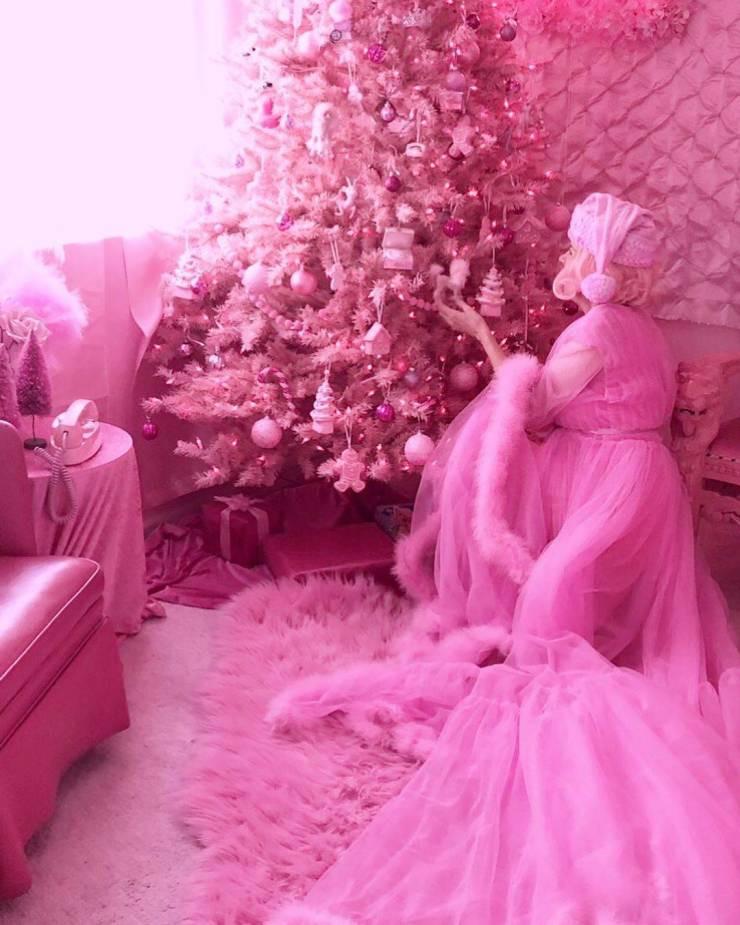  Autors: Zibenzellis69 Ar rozā krāsu apsēstā sieviete apprecas ar savu mīļāko krāsu (9 attēli)