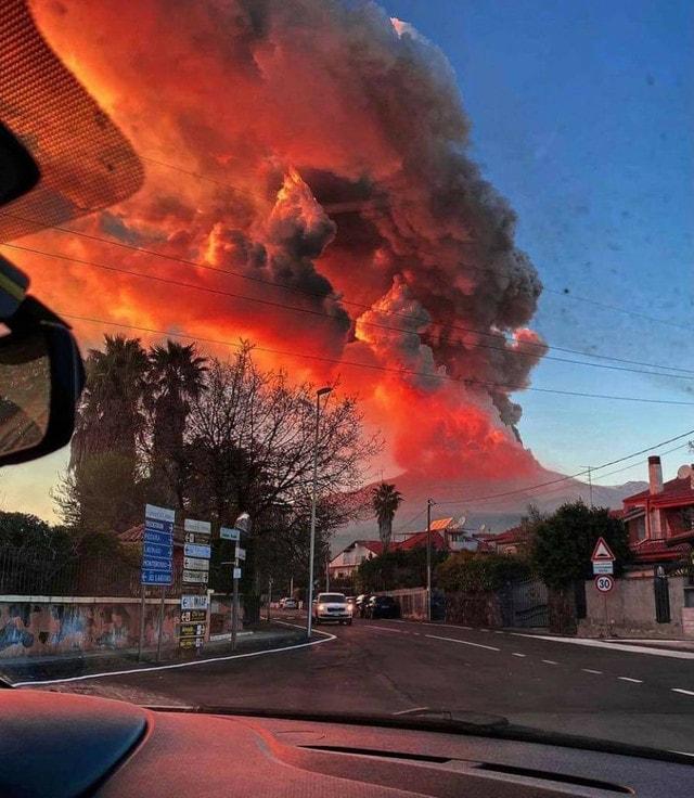 Etnas izvirdums Itālijā Autors: Zibenzellis69 19 neparasti gadījumi, kad daba cilvēkiem parādīja savu vareno un biedējošo pusi