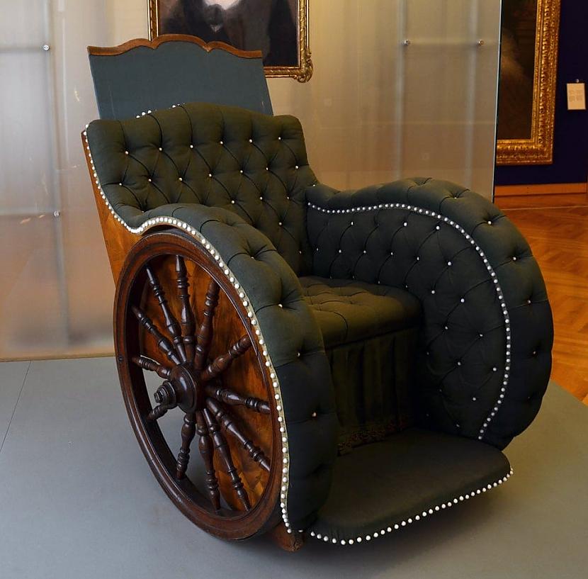 Ratiņkrēsls kas izgatavots... Autors: Zibenzellis69 19 stilīgākie pagātnes artefakti, kas ir saglabājušies līdz mūsdienām