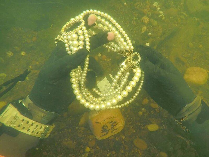laquoYoutuberaquo kanāls... Autors: matilde Interesanti priekšmeti, kurus ūdenī atrod dārgumu meklētāji