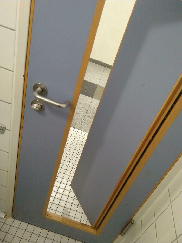 Dubultās tualetes durvis kuru... Autors: Lestets 20 tik briesmīgi dizaina piemēri, ka uz tiem nevar neskatīties