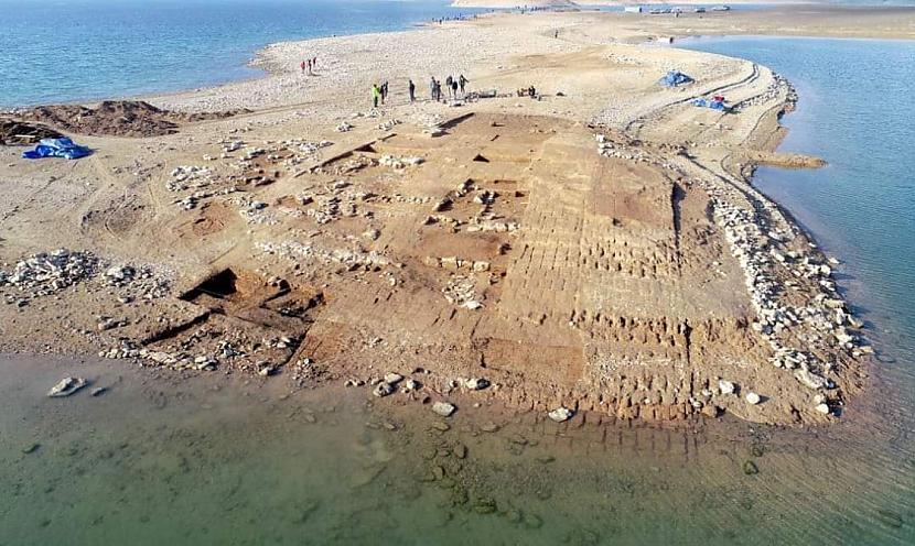 Kurdu un vācu arheologi... Autors: matilde Lielā sausuma dēļ Irākā atklāta 3400 gadus sena pilsēta