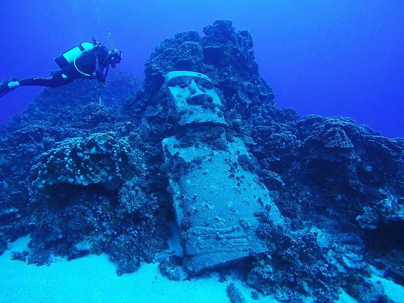 Moai... Autors: Zibenzellis69 15 zemūdens objektu fotogrāfijas, kas pārsteigs pat pieredzējušāko ūdenslīdēju