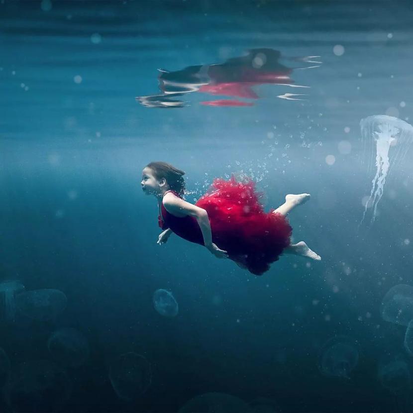  Autors: Zibenzellis69 Sleeping Waters: Šarlote Borisa veido skaistākos zemūdens portretus
