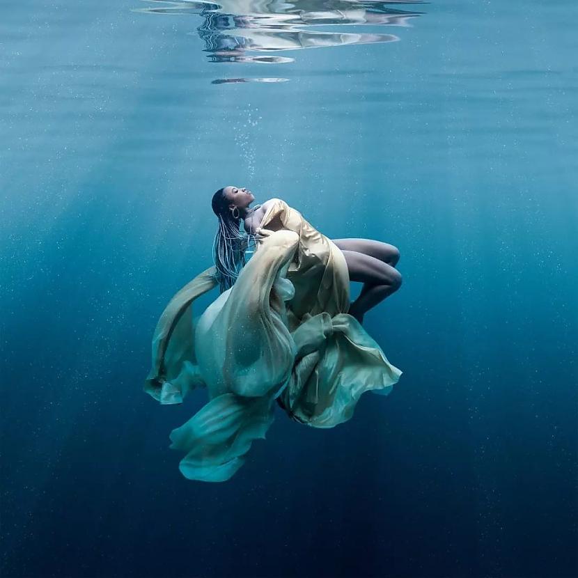  Autors: Zibenzellis69 Sleeping Waters: Šarlote Borisa veido skaistākos zemūdens portretus