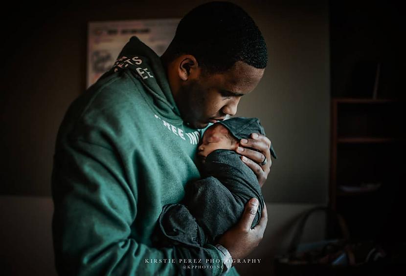 Vismīļākais apskāviens Autors: Zibenzellis69 14 sirsnīgas foto, kuros tēvi pirmo reizi satiek savus jaundzimušos mazuļus