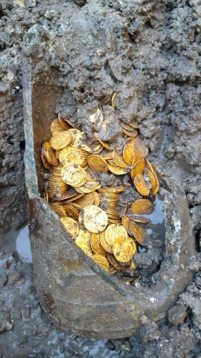 Senās zelta monētas kas... Autors: Zibenzellis69 18 arheoloģiskie atradumi, kas kā laika mašīna aizvedīs jūs aizraujošā pagātnē