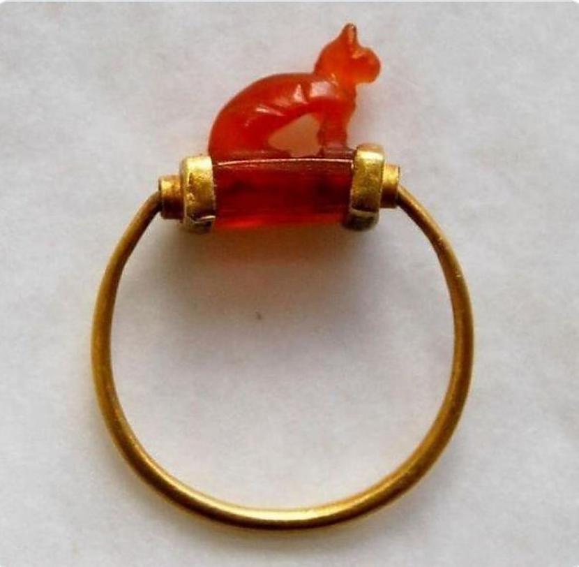 2700 gadus vecs kaķa gredzens... Autors: Zibenzellis69 18 arheoloģiskie atradumi, kas kā laika mašīna aizvedīs jūs aizraujošā pagātnē