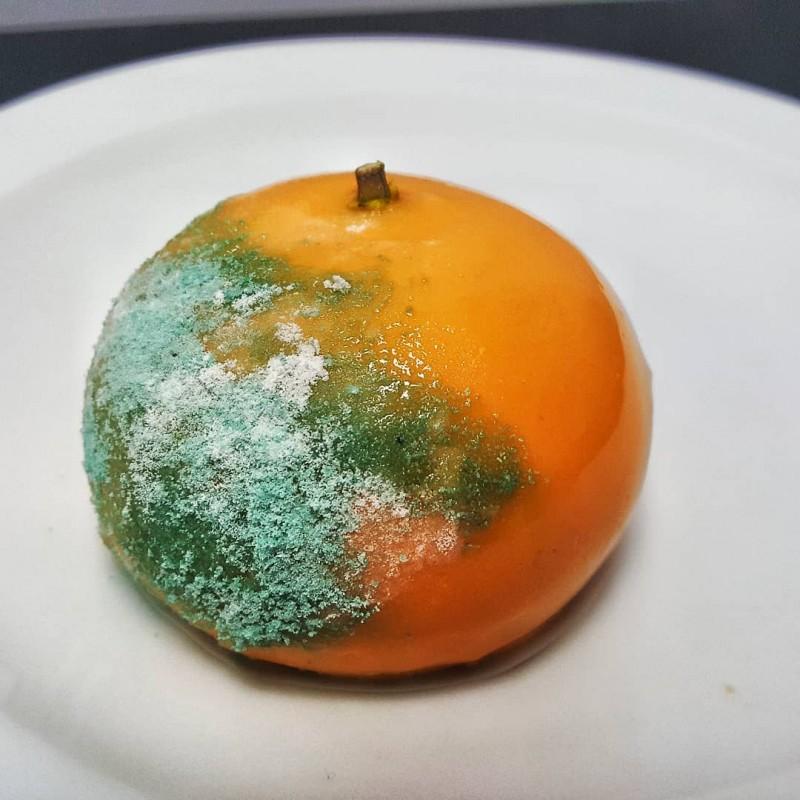 Sabojāta mandarīna skats... Autors: Zibenzellis69 Šefpavārs veido desertus, kuru izskats tev varētu likties ne visai patīkams