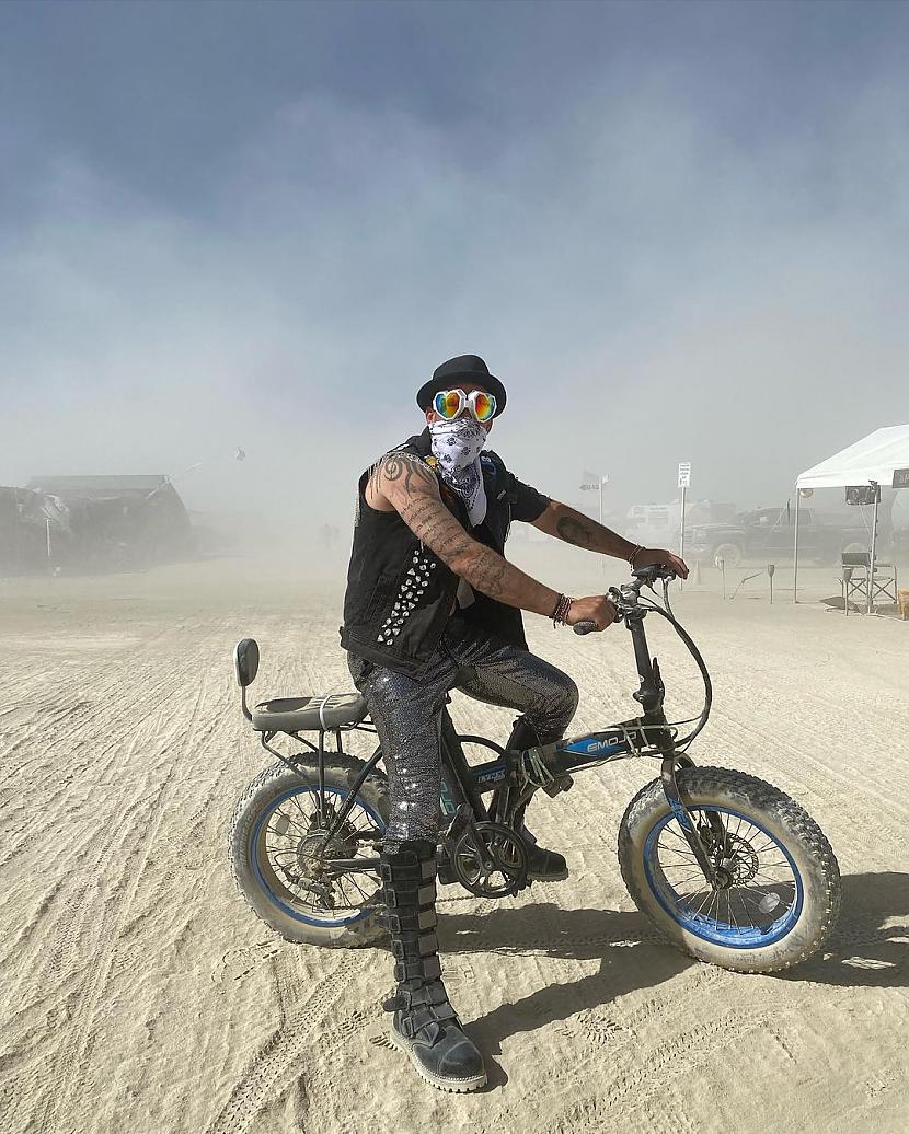 Uz zirga Autors: Zibenzellis69 Burning Man: Īpaši satriecoši tērpi, kas iespējams tevi varētu nedaudz pārsteigt
