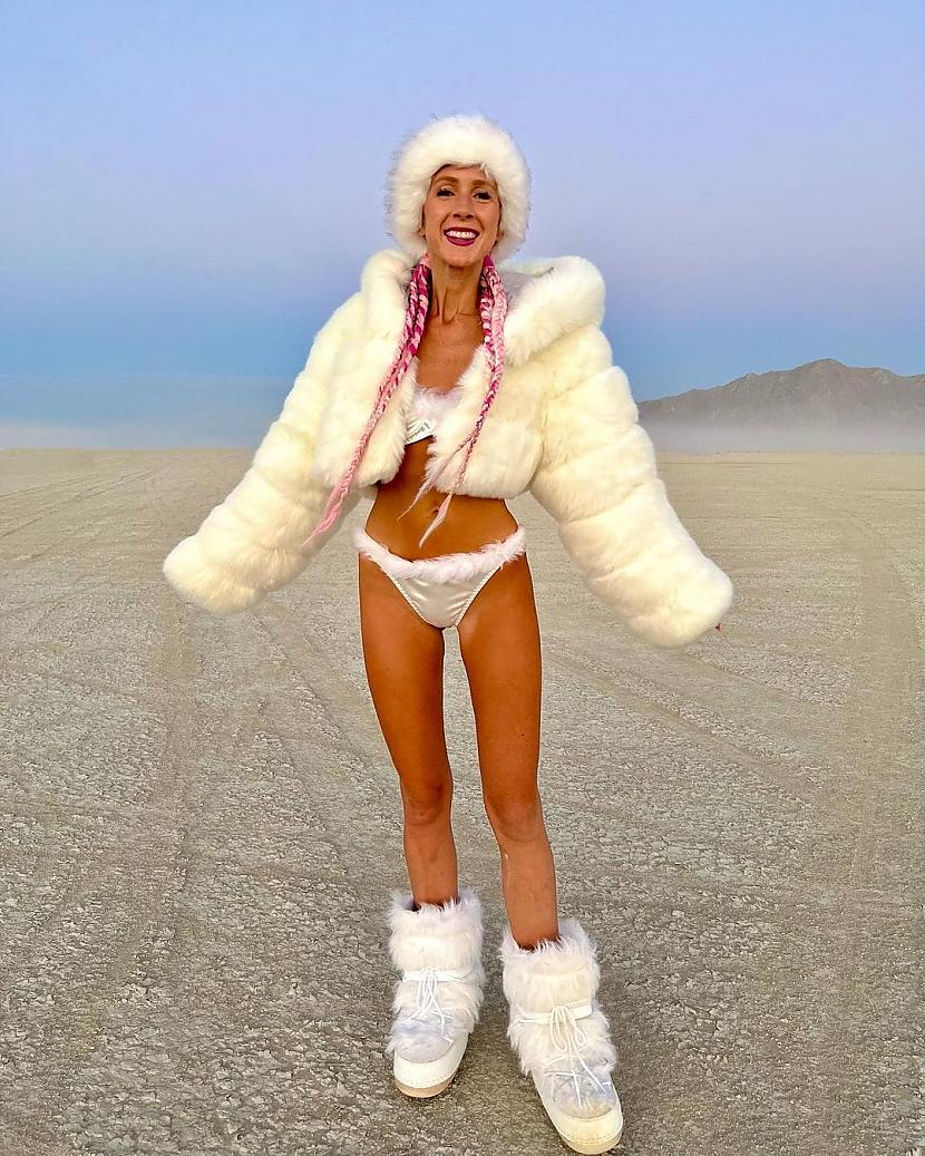 Sniegbaltīte brīvdienāsSniega... Autors: Zibenzellis69 Burning Man: Īpaši satriecoši tērpi, kas iespējams tevi varētu nedaudz pārsteigt
