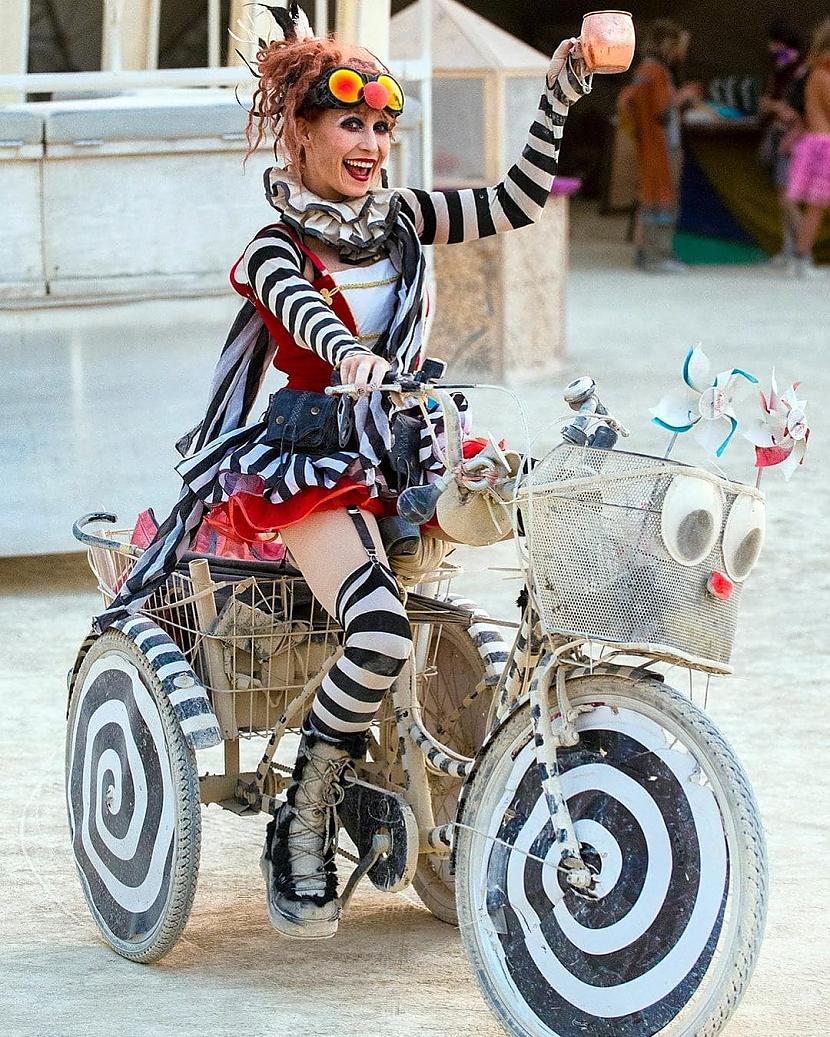 Hipno dāma Autors: Zibenzellis69 Burning Man: Īpaši satriecoši tērpi, kas iespējams tevi varētu nedaudz pārsteigt