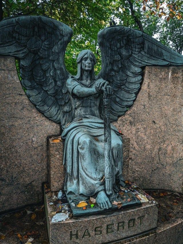 Raudoscaronais eņģelis Autors: Zibenzellis69 20 biedējošu statuju fotoattēli, kas var radīt nelielu zosādu