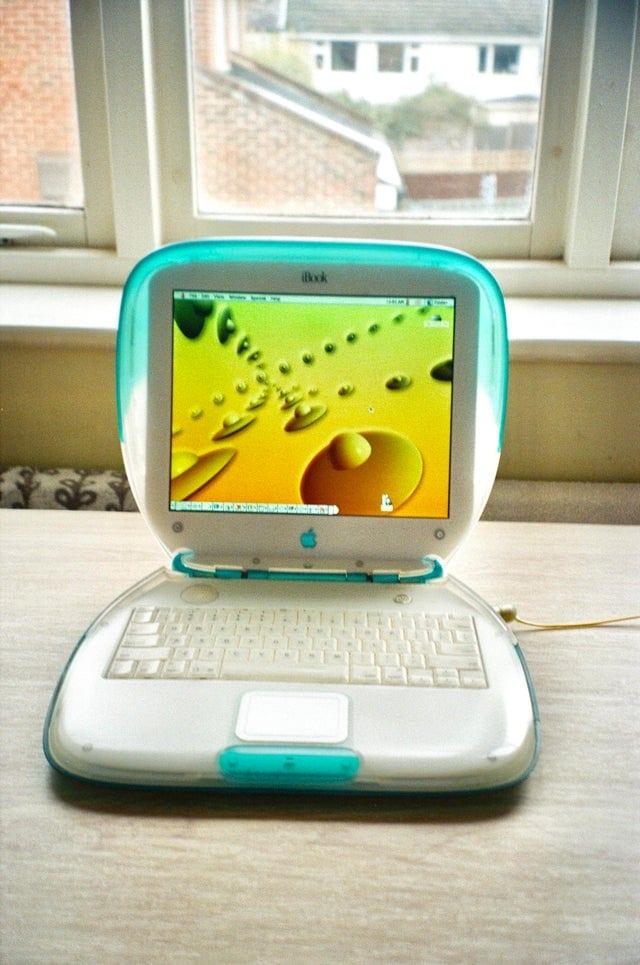  iBook G3  Apple portatīvo... Autors: Zibenzellis69 13 pārsteidzoši pagātnes gadžeti, kurus daži cilvēki varētu atcerēties